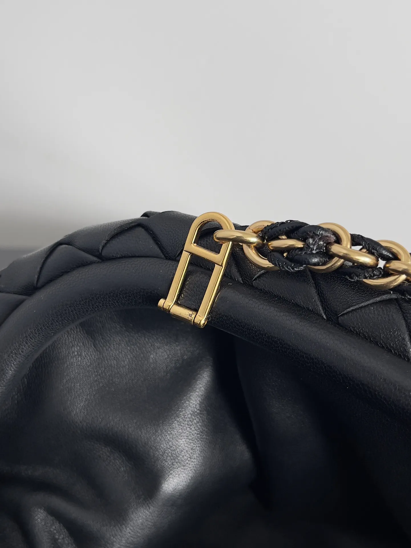 Batch 2260 BOTTEGA VENETA Lady's LAUREN CLUTCH Chain Clutch was inspired by 40 years ago. It is a perfect fusion of classic and modern bags. It is effortless and fashionable for any occasion and at any time. The newly added detachable metal chain allows people to have more ways to carry it. It is grand and elegant. Style No.: 785807 Size: 31.5*16.5*11cm